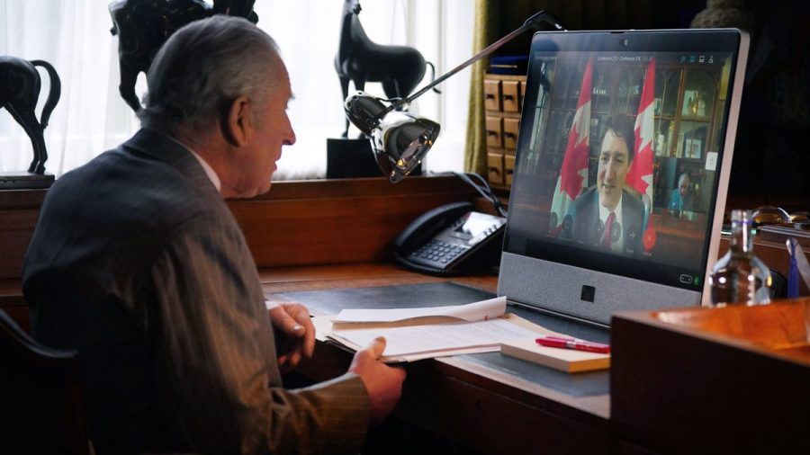 König Charles III. (l.) beim Videocall mit dem kanadischen Premierminister Justin Trudeau. (ili/spot)