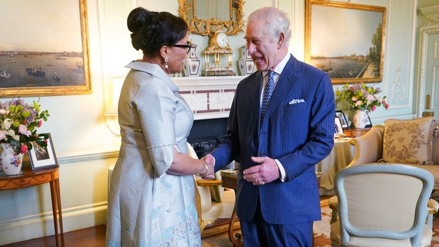 Commonwealth-Chefin Patricia Scotland trifft einen gut gelaunten Charles im Palast. (eee/spot)