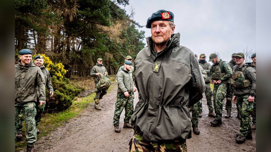 Truppen-Besuch bei ukrainischen Soldaten: König Willem-Alexander in Uniform. (jök/spot)