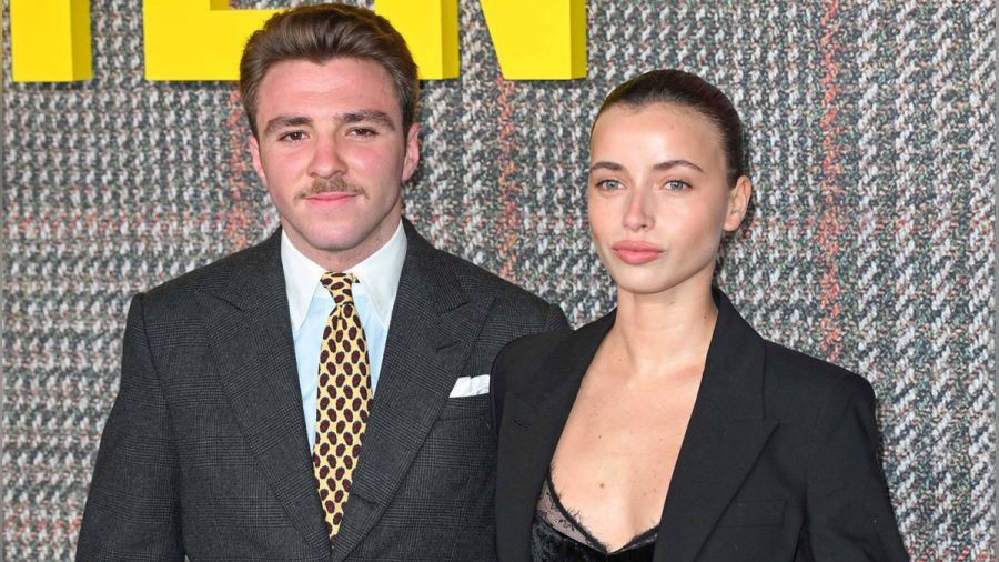 Rocco Ritchie und seine Freundin Olivia Monjardin bei der Premiere von "The Gentleman" in London. (the/spot)