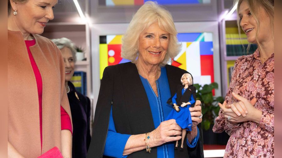 Königin Camilla mit ihrer Barbie-Puppe. (jom/spot)