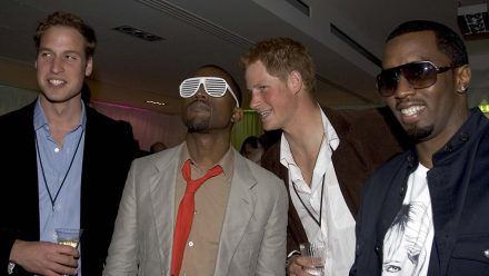 Vertraut: Prinz William (v.l.), Kanye West, Prinz Harry und Sean Combs auf der Party nach dem Gedenkkonzert für Lady Diana 2007 im Wembley-Stadion. Combs trug ein T-Shirt mit dem Konterfei der verstorbenen Prinzessin. (ae/spot)