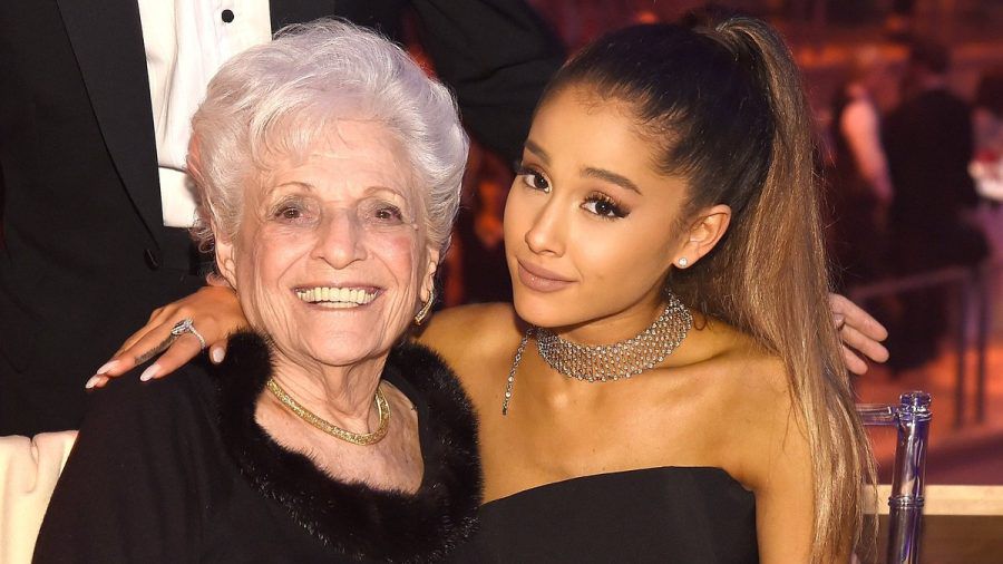 Ein Herz und eine Seele: Ariana Grande nimmt ihre Großmutter Marjorie gerne mit zu Veranstaltungen und holte sie auch schon auf die Bühne. (ae/spot)