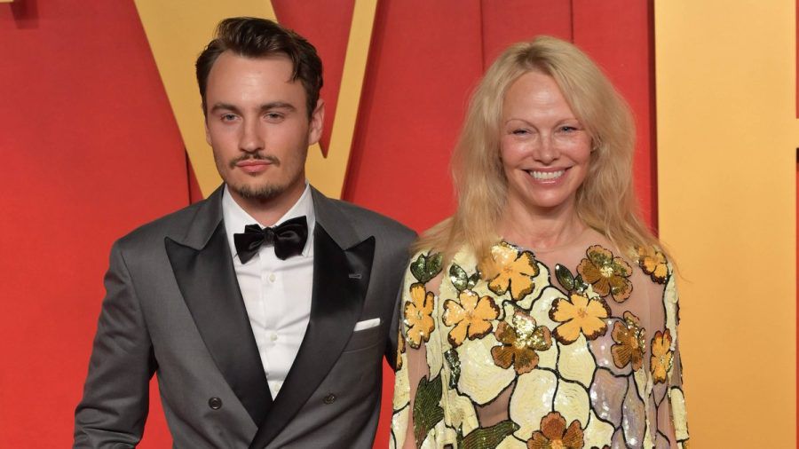 In Begleitung ihres ältesten Sohnes Brandon Thomas Lee strahlte Pamela Anderson ungeschminkt auf dem roten Teppich der Vanity Fair Oscar Party. (the/spot)
