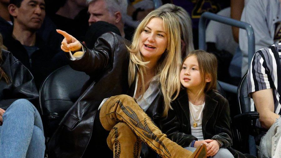 Schau mal: Kate Hudson mit ihrer Tochter Rani bei einem Spiel der Los Angeles Lakers. (ae/spot)