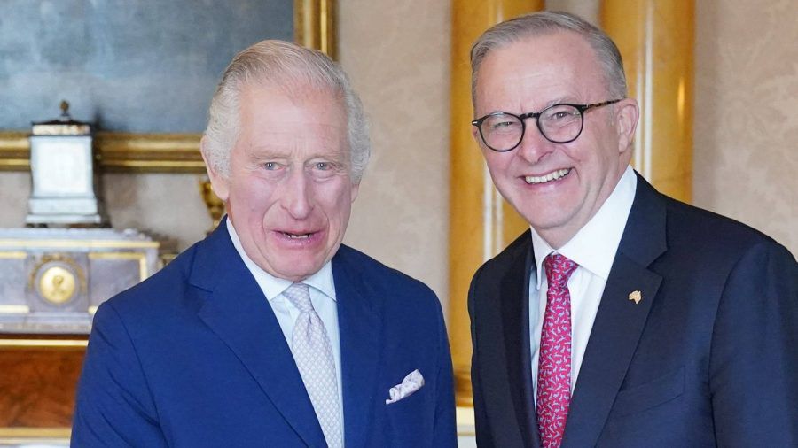 Im Mai 2023, wenige Tage vor seiner Krönung, begrüßte König Charles (l.) den australischen Premierminister Anthony Albanese im Buckingham Palast. Nun ist ein Gegenbesuch im Gespräch. (ae/spot)