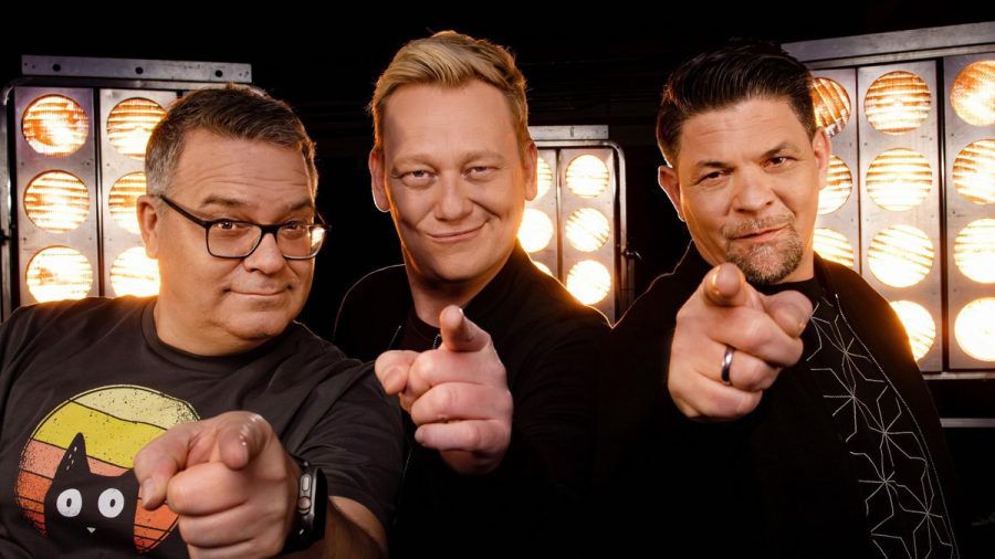 Elton, Knossi und Tim Mälzer (v.l.n.r.) treten in "Drei gegen Einen - Die Show der Champions" gegen echte Champions an. (dr/spot)
