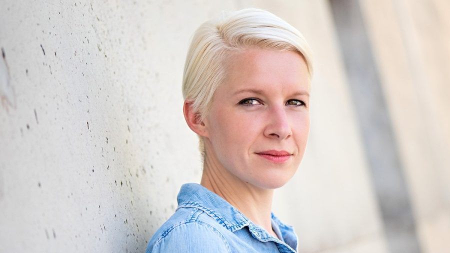 Jasmin Lörcher ist Journalistin, Autorin und Podcasterin: Seit 2020 moderiert sie "HerStory" über Frauen und queere Persönlichkeiten der Zeitgeschichte. (che/spot)