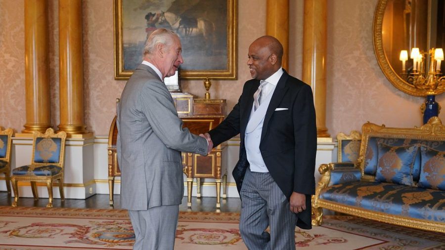 König Charles III. bei seiner Audienz mit Alexander Williams, dem diplomatischen Hochkommissar von Jamaika. (tj/spot)