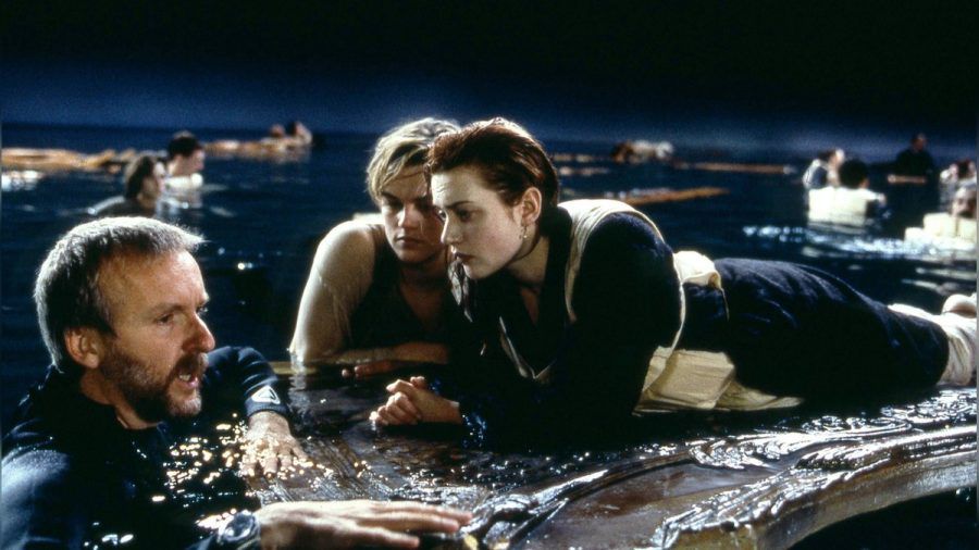 Regisseur James Cameron (l.), Leonardo DiCaprio und Kate Winslet am Set von "Titanic" mit der berühmt-berüchtigten Tür. (smi/spot)