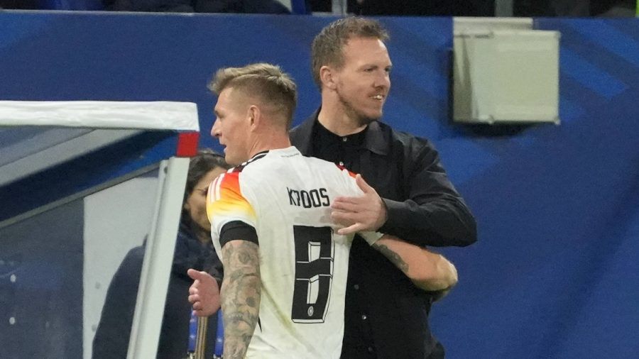 Sieg in Lyon: Ein überglücklicher Julian Nagelsmann gratuliert Toni Kroos zum Sieg gegen Frankreich. (tj/spot)