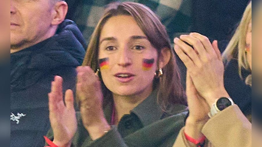 Lena Wurzenberger mit Deutschlandfahne im Gesicht und dem pinken Trikot unter ihrer Jacke beim Spiel gegen die Niederlande. (mia/spot)