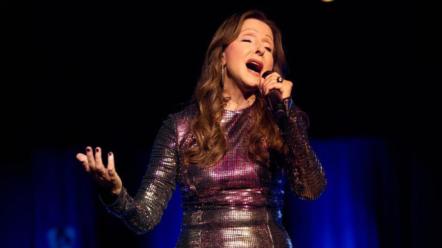 Sängerin Vicky Leandros muss aufgrund einer Atemwegsinfektion fünf Konzerte absagen. (the/spot)
