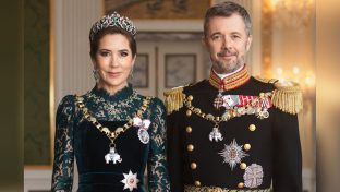 Königin Mary und Königin Frederik X. posieren im Grünen Zimmer für ihr erstes Gala-Porträt. (ncz/spot)