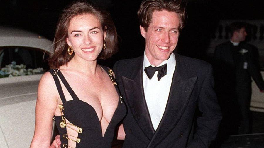 Im offenherzigen Versace-Kleid war Elizabeth Hurley 1994 ein absoluter Hingucker, als sie Hugh Grant zur Premiere seines Films "Vier Hochzeiten und ein Todesfall" begleitete. (ae/spot)