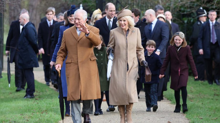 König Charles III. und Königin Camilla, im Hintergrund unter anderem Prinz William (m.) und Prinzessin Kate (l.). (wue/spot)