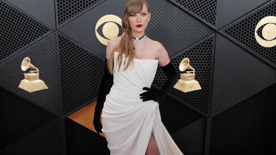 Taylor Swift bereitete schon bei der diesjährigen Grammy-Verleihung ihren neuen "Fortnight"-Look vor. (lau/spot)