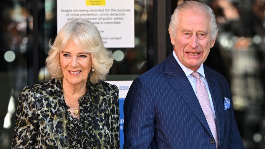 Als wäre nichts gewesen: Königin Camilla und König Charles zeigten sich bei der Ankunft am Macmillan Cancer Center des University College Hospitals in London gelöst und entspannt. (ae/spot)