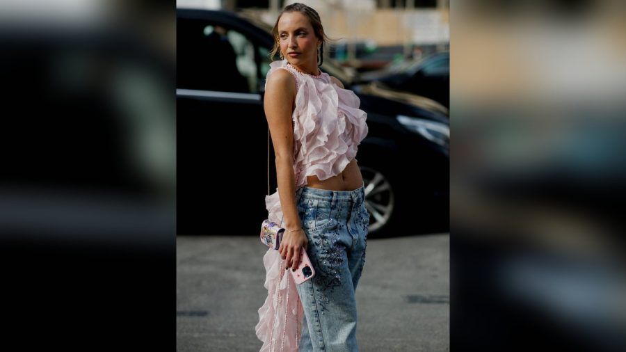 Sexy in glitzernder Wide-Leg-Jeans: Das französische Model und It-Girl Carla Ginola trägt den Trend bereits selbstbewusst. (the/spot)