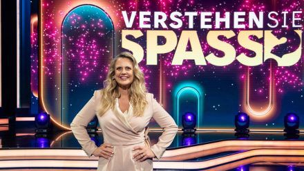 "Verstehen Sie Spaß?": Barbara Schöneberger präsentiert die Show. (cg/spot)