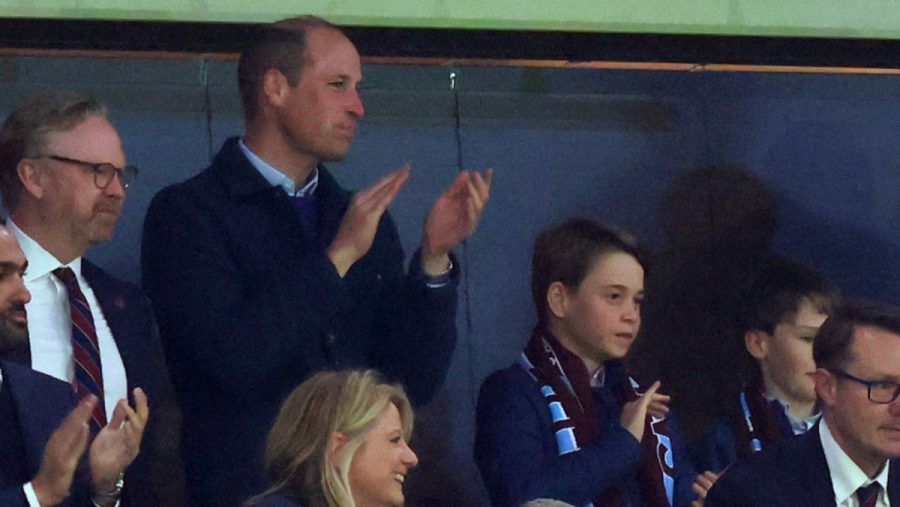 Prinz William und Prinz George beim Spiel von Aston Villa. (hub/spot)