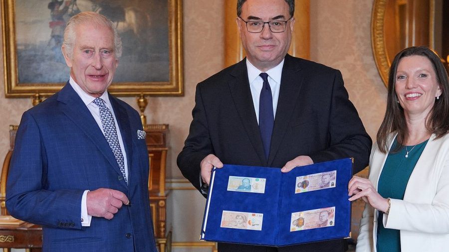 König Charles III. mit dem Gouverneur der Bank of England, Andrew Bailey, und den neuen Banknoten. (eee/spot)