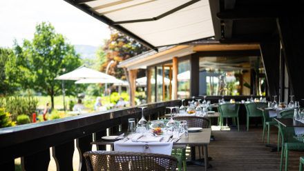 Gutes Essen auf dem Tisch, die Berge im Blick - so geht Frühlings-Wellness. Hier auf der Terrasse des Fine-Dining-Restaurants "Maxi" im Hotel "Das Freiberg" in Oberstdorf. (jmk/spot)