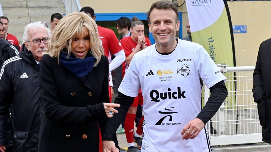 Emmanuel Macron mit seiner Frau Brigitte Macron am Fußballplatz. (jom/spot)