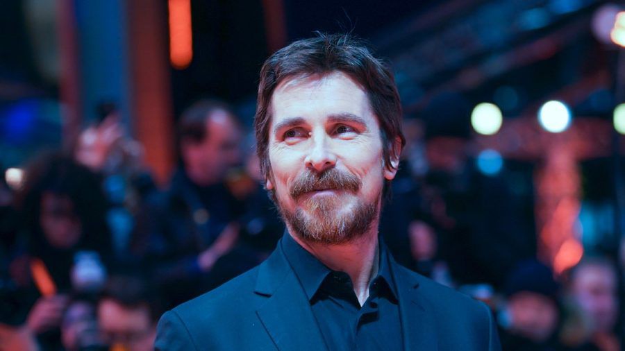 So sieht er im Film nicht aus: Für "The Bride" musste Christian Bale lange in die Maske. (stk/spot)