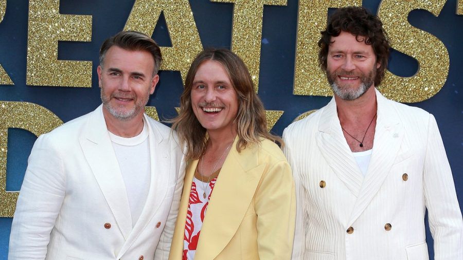 Mark Owen (Mitte) setzte in den vergangenen Jahren an der Seite von Gary Barlow (l.) und Howard Donald auf ein wilderes Aussehen. (ae/spot)