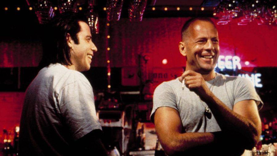 John Travolta (l.) und Bruce Willis am Set von "Pulp Fiction". (smi/spot)