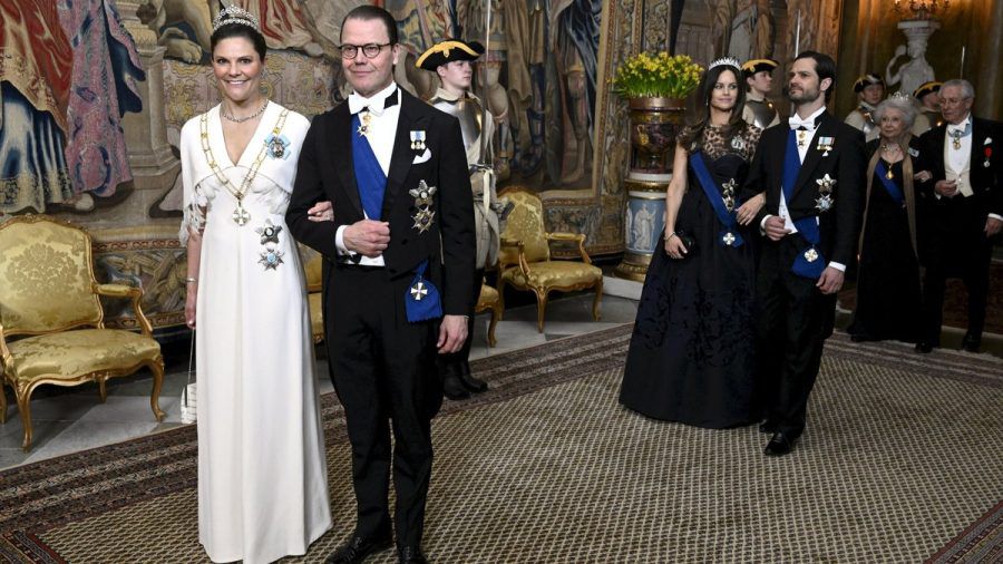 Kronprinzessin Victoria von Schweden mit Prinz Daniel, dahinter Prinz Carl Philip von Schweden mit Prinzessin Sofia. (hub/spot)