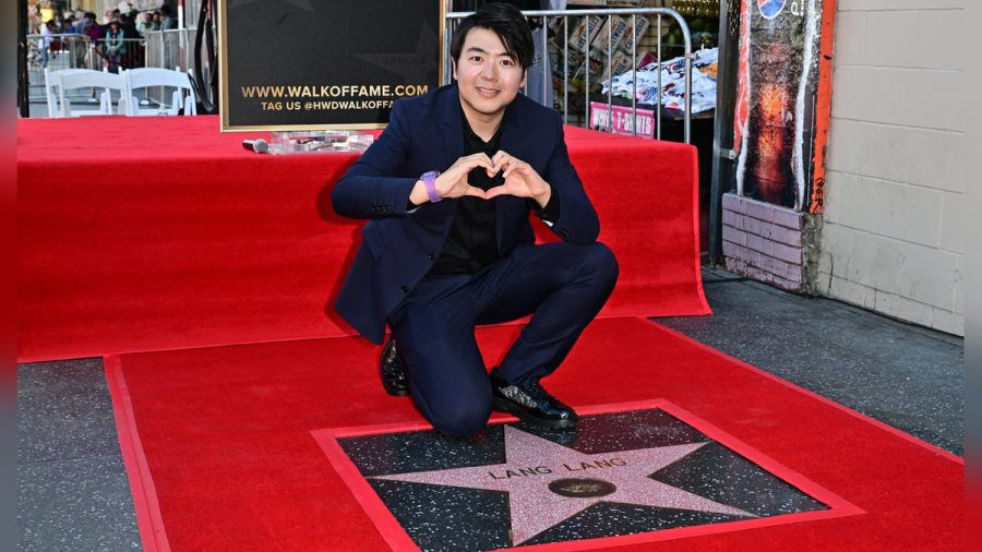 Der chinesische Pianist Lang Lang ist mit einem Stern auf dem Hollywood Walk of Fame geehrt worden. (the/spot)