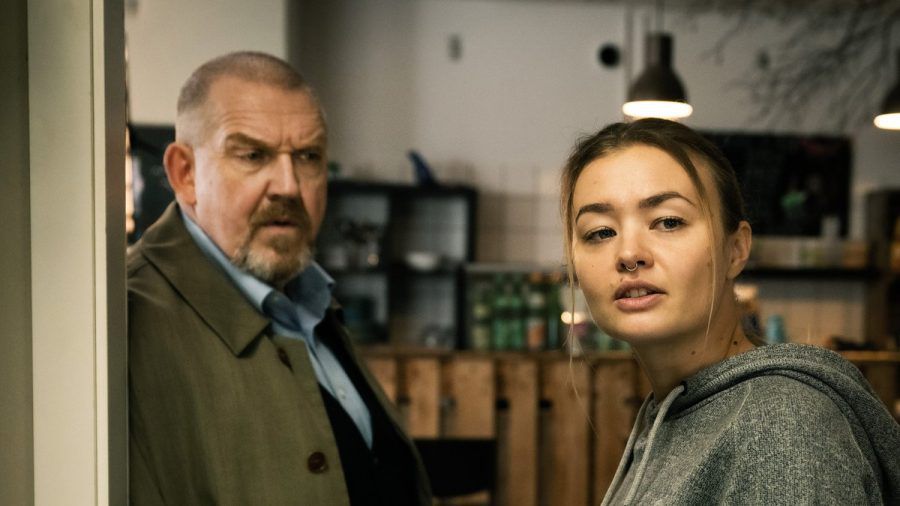 "Tatort: Diesmal ist es anders": Larissa Krüger (Katja Hutko) ist über Kommissar Freddy Schenks (Dietmar Bär) Besuch nicht begeistert . (cg/spot)