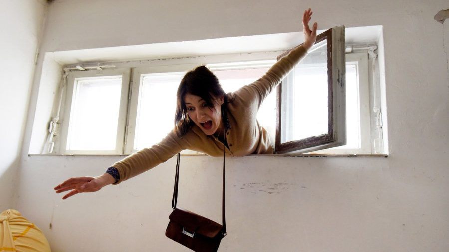"Familie mit Hindernissen": Katrin Wiedemann (Nicolette Krebitz) quetscht sich durch ein offenes Fenster. (cg/spot)