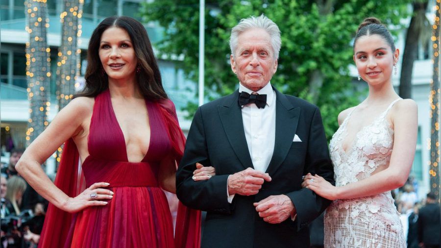 Catherine Zeta-Jones, Michael Douglas und ihre Tochter Carys verreisen gerne zusammen. (eyn/spot)