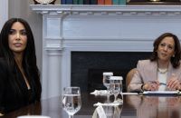 Kim Kardashian (l.) sitzt mit US-Vizepräsidentin Kamala Harris am runden Tisch im Weißen Haus. (sv/spot)