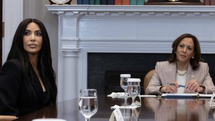 Kim Kardashian (l.) sitzt mit US-Vizepräsidentin Kamala Harris am runden Tisch im Weißen Haus. (sv/spot)