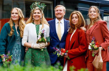 Mit Königin Máxima und den drei Töchtern feiert Willem-Alexander den Koningsdag 2024 in Emmen. (ae/spot)