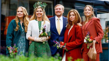 Mit Königin Máxima und den drei Töchtern feiert Willem-Alexander den Koningsdag 2024 in Emmen. (ae/spot)