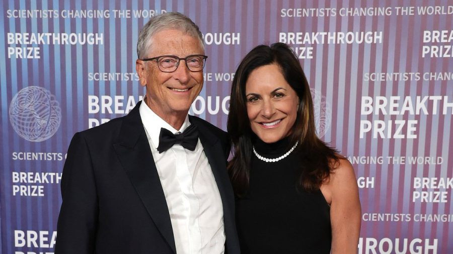 Strahlend und Arm in Arm posierten Bill Gates und Paula Hurd in Los Angeles. (ae/spot)