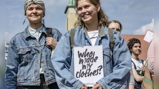 Die Kampagne "Who Made My Clothes?" setzt sich für mehr Fairness in der Bekleidungsindustrie ein. (ncz/spot)
