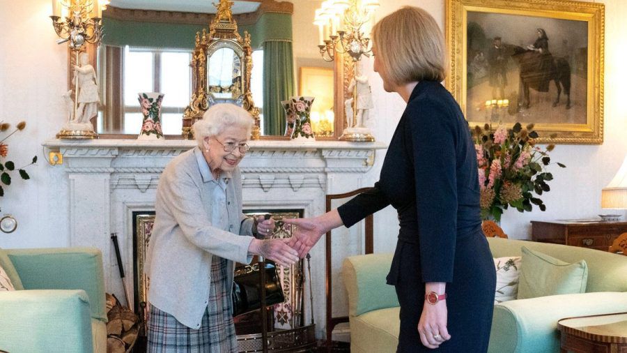 Am 6. September 2022 empfing Queen Elizabeth II. Liz Truss auf Schloss Balmoral, um sie zur Premierministerin zu ernennen. Nur zwei Tage später starb die Monarchin in ihrer schottischen Residenz. (ae/spot)