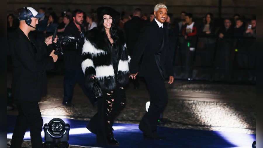 Stylisches Paar: Cher und Alexander Edwards in Mailand. (ae/spot)
