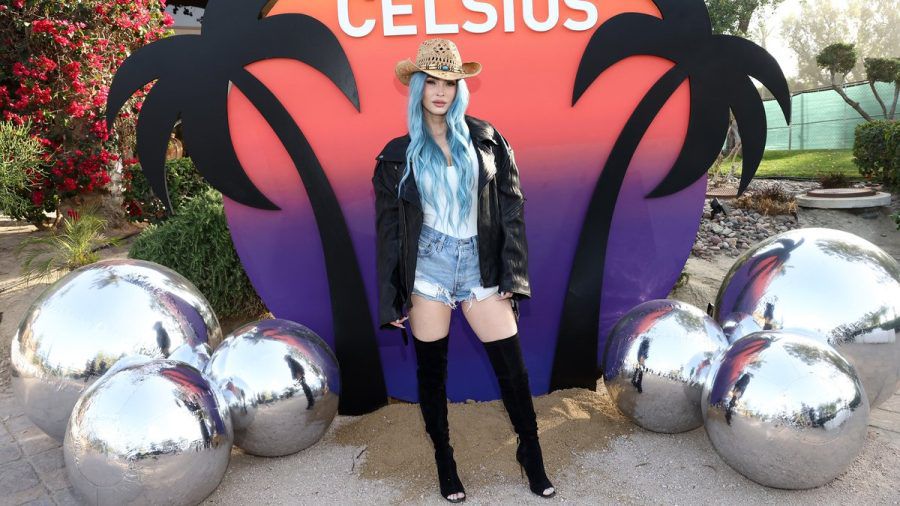 Megan Fox mit blauem Haar beim Coachella. (ili/spot)