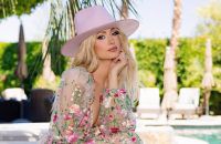 Paris Hilton darf mit ihren Looks beim Coachella-Festival nicht fehlen: Hier vereint sie gleich mehrere Trends - Cowboy Core, Transparenz und süße Girly Ästhetik. (the/spot)