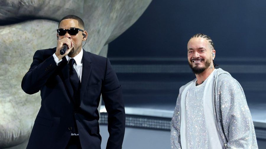 Will Smith performt "Men in Black" auf der Bühne. (smi/spot)