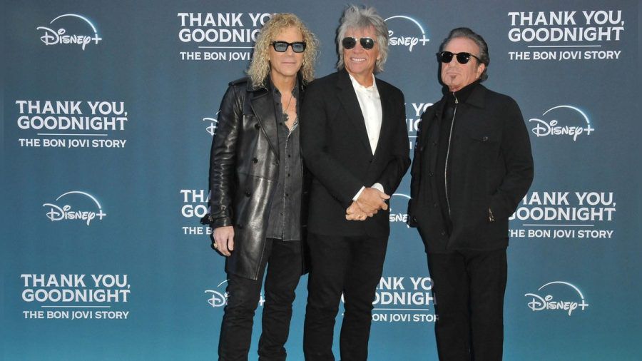 Jon Bon Jovi strahlt mit David Bryan (l.) und Tico Torres (r.) auf dem roten Teppich. (sv/spot)