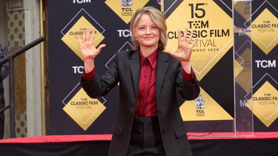 Hollywood-Star Jodie Foster präsentiert stolz ihre zementverschmierten Hände (tj/spot)
