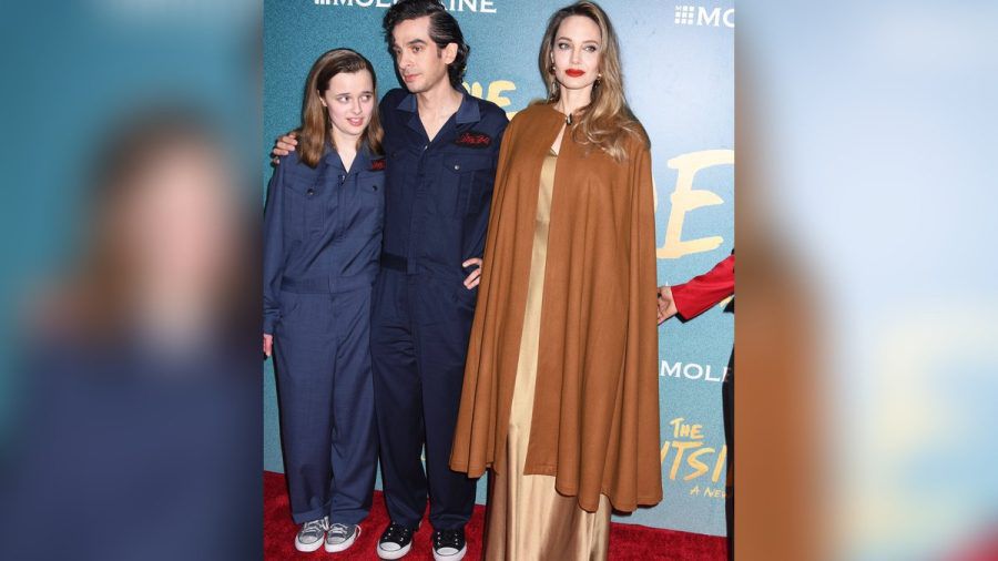 Vivienne (links) mit Justin Levine und ihrer Mutter Angelina Jolie bei der Broadway-Premiere. (hub/spot)